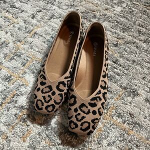 VIVAIA MARGOT SQUARE TOE V CUT FLATS IN ANIMAL PRINT! EUC! SIZE 41.5